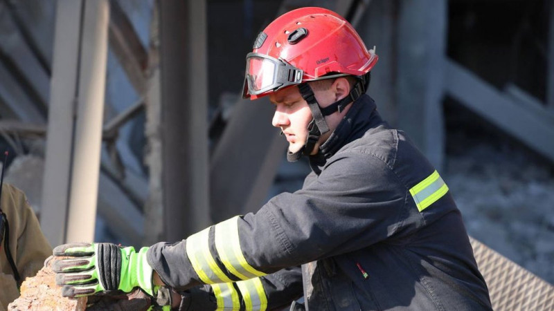 Під завалами підприємства — двоє охоронців, — Брижинський про наслідки нічної атаки РФ на Чернігів