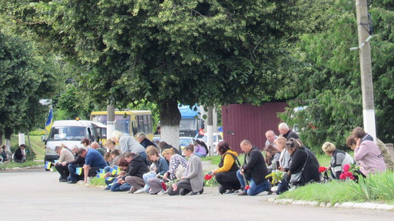 На Чернігівщині попрощалися з двома захисниками: Григорієм Зленком та Владиславом Савченком, які загинули на фронті