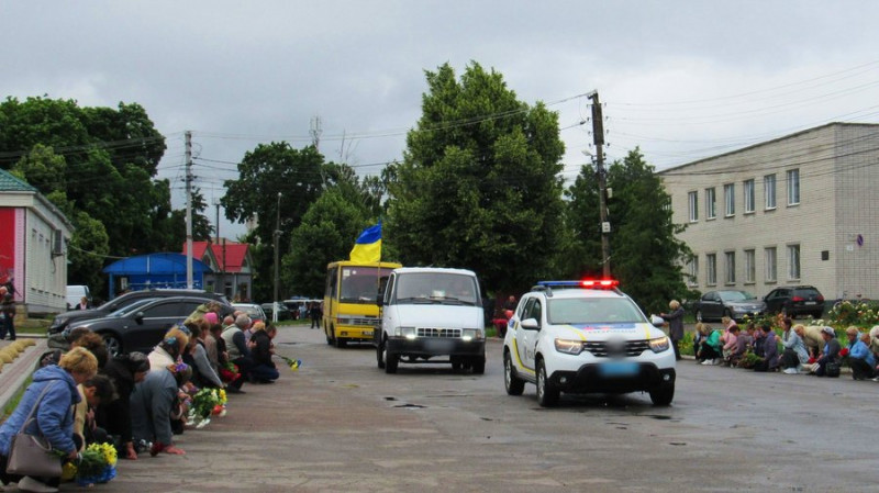 На Чернігівщині в останню путь провели трьох військових, які загинули під час виконання бойових завдань