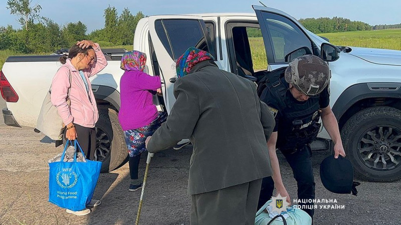 Трьох жінок евакуювали з прикордонного села на Чернігівщині, яке обстрілюють війська РФ