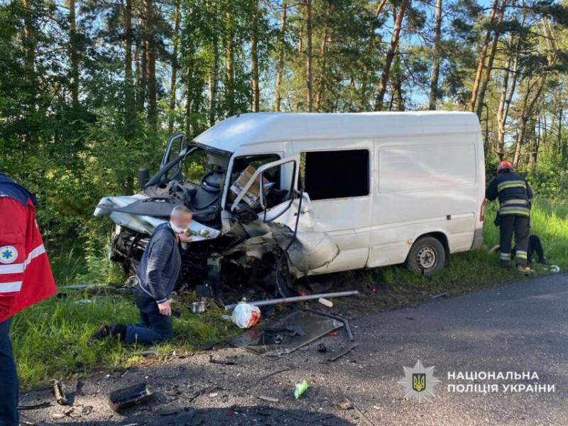 На Чернігівщині на автодорозі зіткнулися автівка та мікроавтобус: травмувалися четверо людей (Фото)