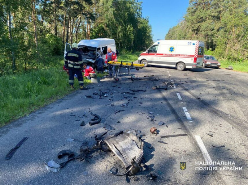 На Чернігівщині на автодорозі зіткнулися автівка та мікроавтобус: травмувалися четверо людей (Фото)