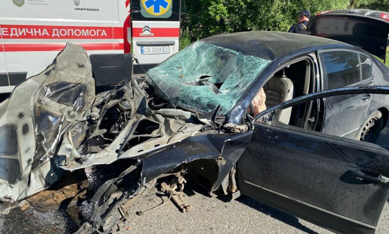 На Чернігівщині на автодорозі зіткнулися автівка та мікроавтобус: травмувалися четверо людей (Фото)