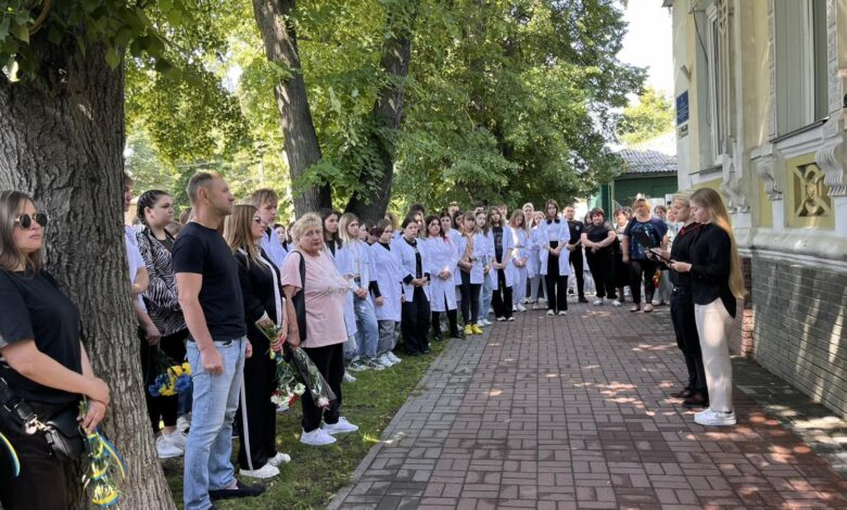 На Чернігівщині на будівлі медичного коледжу увіковічили пам’ять загиблого на війні випускника (Фото)