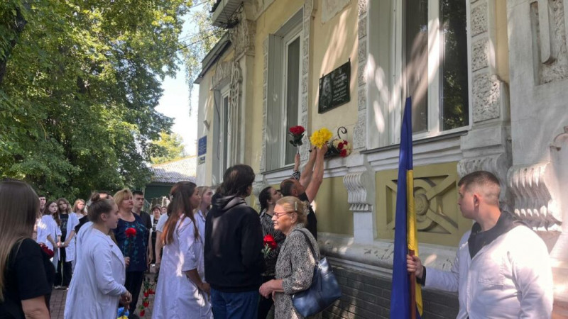 На Чернігівщині на будівлі медичного коледжу увіковічили пам’ять загиблого на війні випускника (Фото)