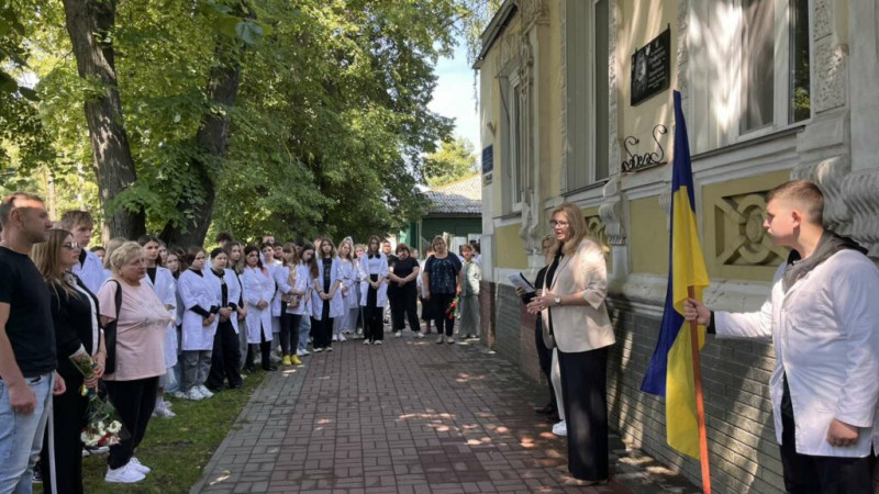 На Чернігівщині на будівлі медичного коледжу увіковічили пам’ять загиблого на війні випускника (Фото)