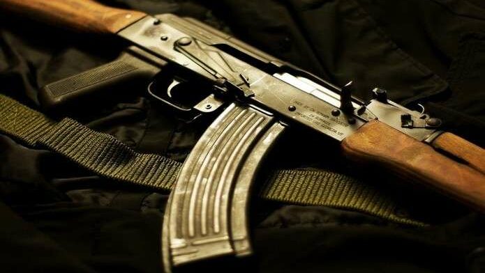На Чернігівщині на чотири роки засудили чернігівця, який погрожував чоловіку бойовим автоматом