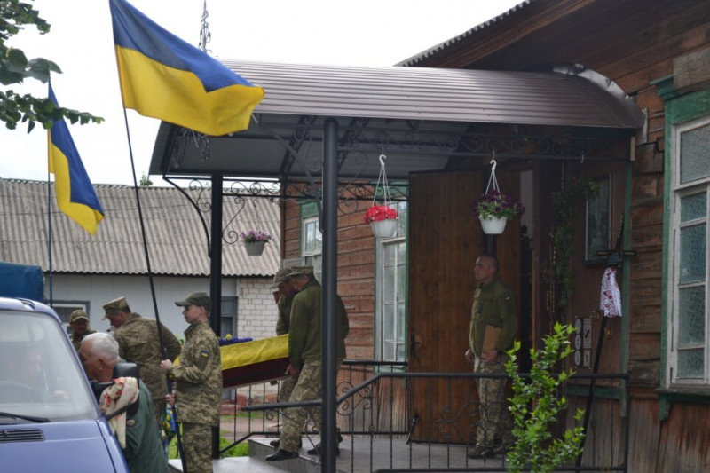 На Чернігівщині попрощалися із захисником, який вважався зниклим безвісти