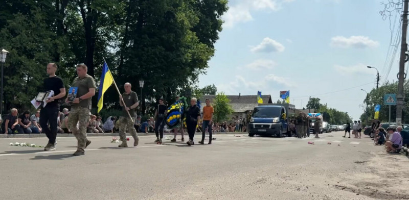 На Чернігівщині попрощалися із захисником, який загинув від ворожого снаряда
