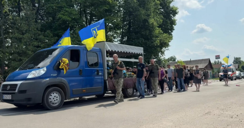 На Чернігівщині попрощалися із захисником, який загинув від ворожого снаряда
