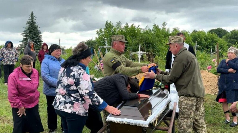 На Чернігівщині попрощалися із захисником, тіло якого повернули під час обміну