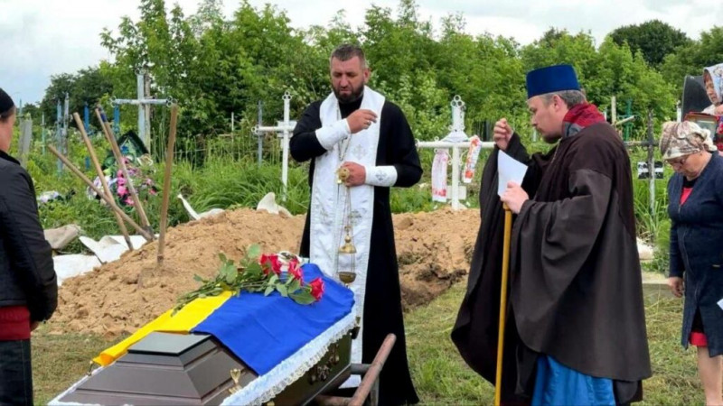 На Чернігівщині попрощалися із захисником, тіло якого повернули під час обміну
