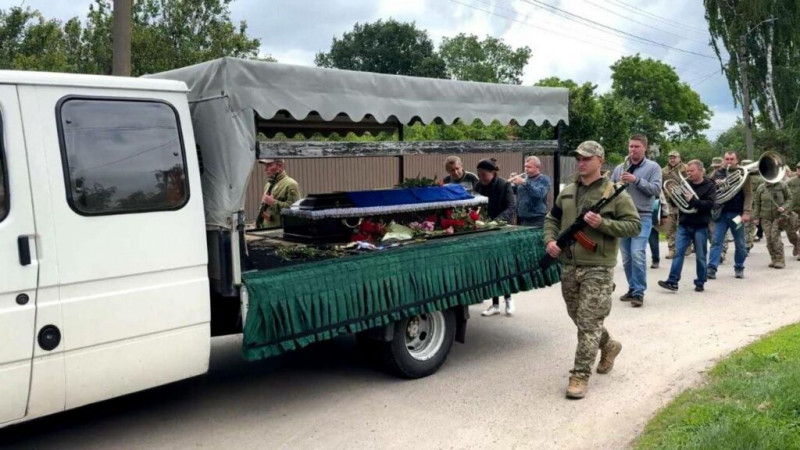 На Чернігівщині попрощалися із захисником, тіло якого повернули під час обміну