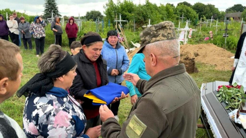 На Чернігівщині попрощалися із захисником, тіло якого повернули під час обміну