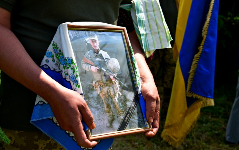 На Чернігівщині прощалися з воїном, який загинув під час ворожого обстрілу на Сумщині