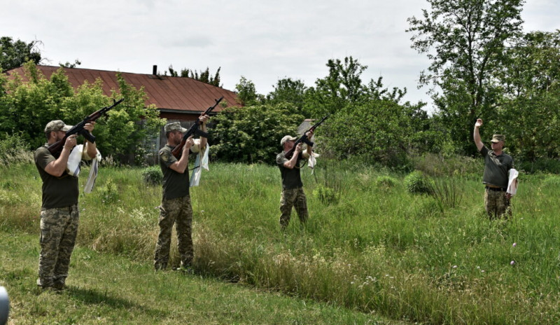 На Чернігівщині прощалися з воїном, який загинув під час ворожого обстрілу на Сумщині