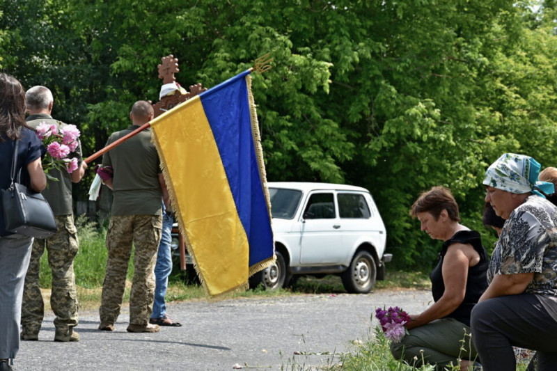 На Чернігівщині прощалися з воїном, який загинув під час ворожого обстрілу на Сумщині