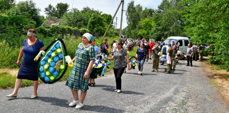 На Чернігівщині прощалися з воїном, який загинув під час ворожого обстрілу на Сумщині