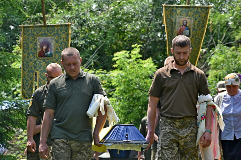 На Чернігівщині прощалися з воїном, який загинув під час ворожого обстрілу на Сумщині