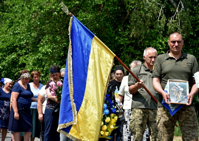 На Чернігівщині прощалися з воїном, який загинув під час ворожого обстрілу на Сумщині