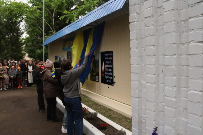 На Чернігівщині встановили пам’ятний знак на честь п’ятьох воїнів-земляків