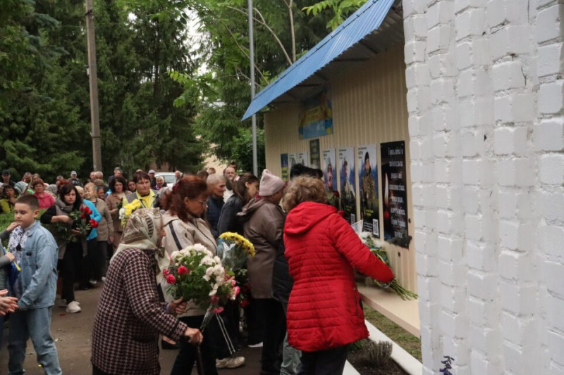 На Чернігівщині встановили пам’ятний знак на честь п’ятьох воїнів-земляків