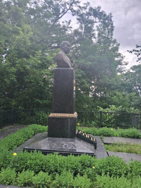 На могилі Коцюбинського замінили напис
