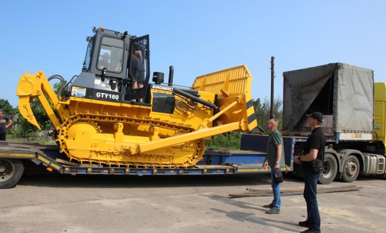 Однакові бульдозери – різні ціни: журналісти виявили колосальну різницю у витратах двох громад Чернігівщини (Фото)