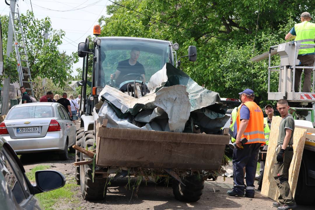 Першочергові заходи виконано: Чернігів усуває наслідки ворожого удару