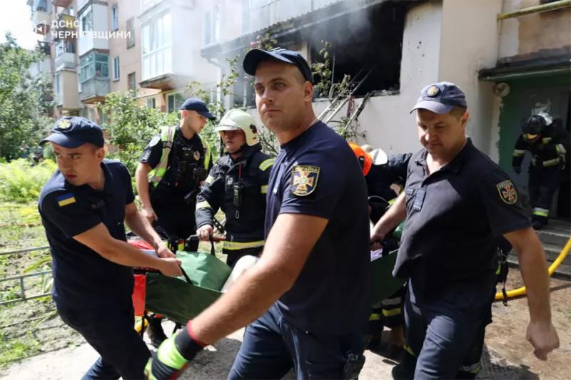 Підпалили шину у під’їзді та загорівся балкон: у Чернігові горіли дві багатоповерхівки (Фото)