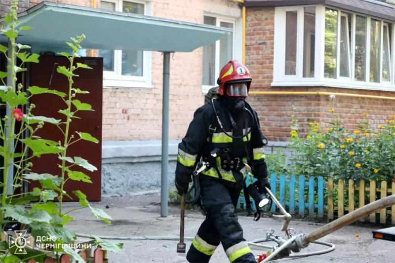 Підпалили шину у під’їзді та загорівся балкон: у Чернігові горіли дві багатоповерхівки (Фото)