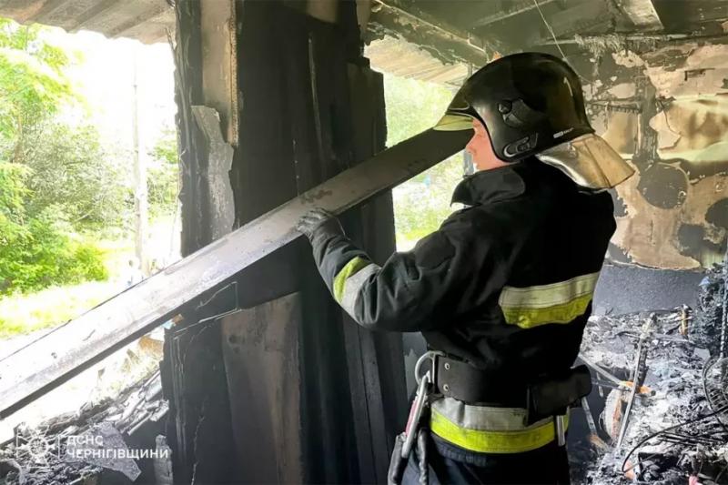 Підпалили шину у під’їзді та загорівся балкон: у Чернігові горіли дві багатоповерхівки (Фото)