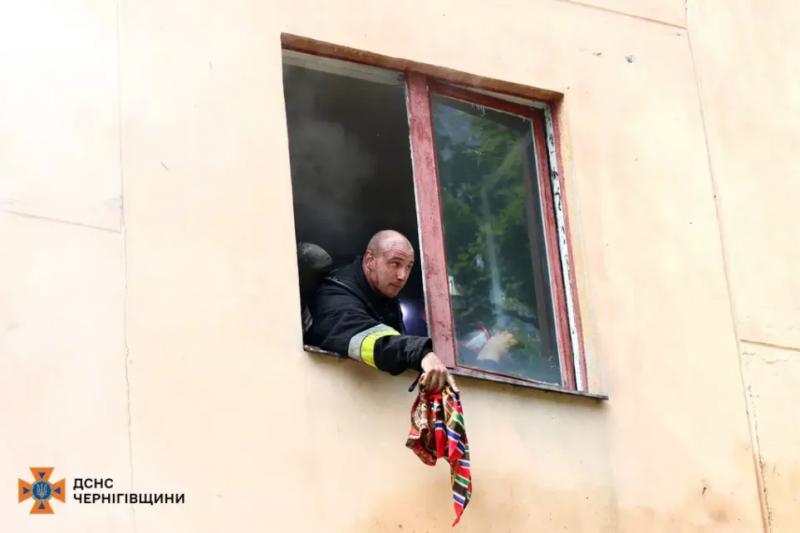 Підпалили шину у під’їзді та загорівся балкон: у Чернігові горіли дві багатоповерхівки (Фото)