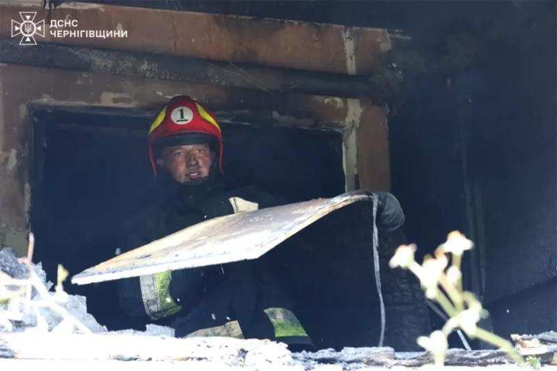 Підпалили шину у під’їзді та загорівся балкон: у Чернігові горіли дві багатоповерхівки (Фото)
