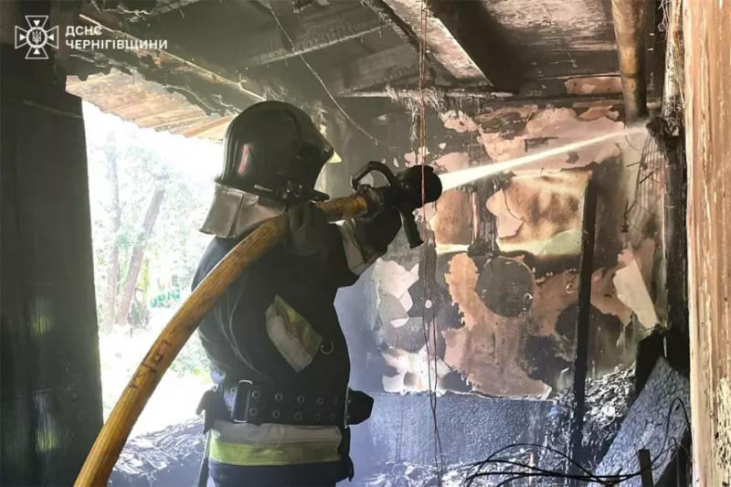 Підпалили шину у під’їзді та загорівся балкон: у Чернігові горіли дві багатоповерхівки (Фото)