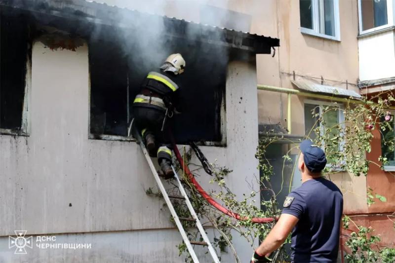 Підпалили шину у під’їзді та загорівся балкон: у Чернігові горіли дві багатоповерхівки (Фото)