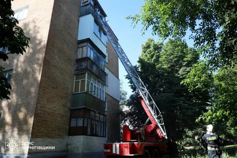Підпалили шину у під’їзді та загорівся балкон: у Чернігові горіли дві багатоповерхівки (Фото)