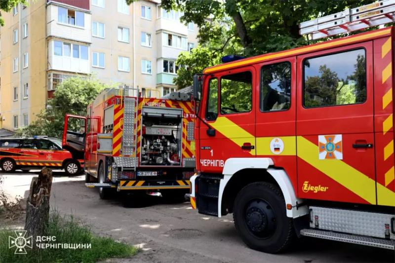 Підпалили шину у під’їзді та загорівся балкон: у Чернігові горіли дві багатоповерхівки (Фото)
