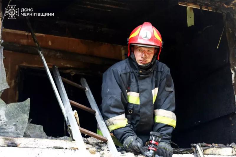 Підпалили шину у під’їзді та загорівся балкон: у Чернігові горіли дві багатоповерхівки (Фото)