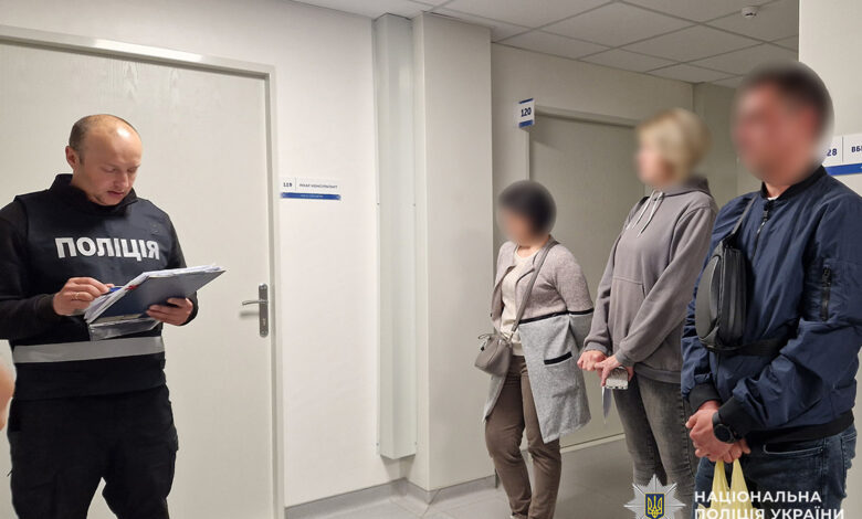 Поліція Чернігівщини затримала злочинне угруповання медиків, які організували корупційну схему ухилення від військової служби (Фото, відео)