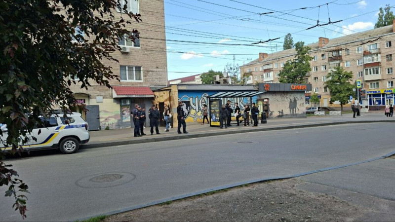 Розгулював з пістолетом у руках: у центрі Чернігова на зупинці виявили підозрілого хлопця (Фото)