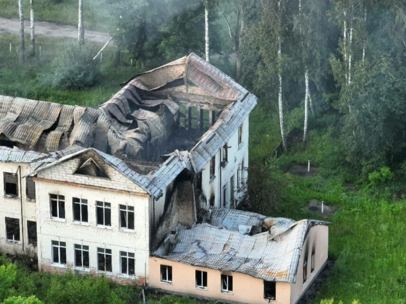 Школа перетворилася на попелище: жахливі наслідки ворожого обстрілу Чернігівщини (Фото)