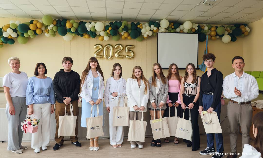 Стипендії та подарунки — за наполегливість і перемоги: у Чернігові нагородили талановиту молодь
