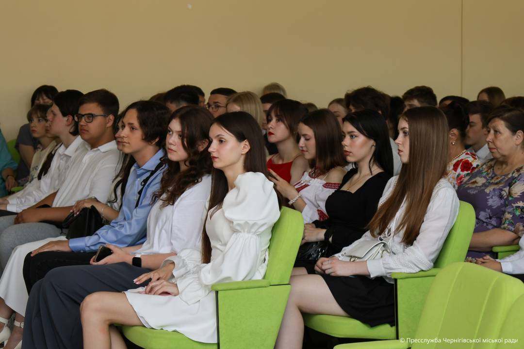 Стипендії та подарунки — за наполегливість і перемоги: у Чернігові нагородили талановиту молодь