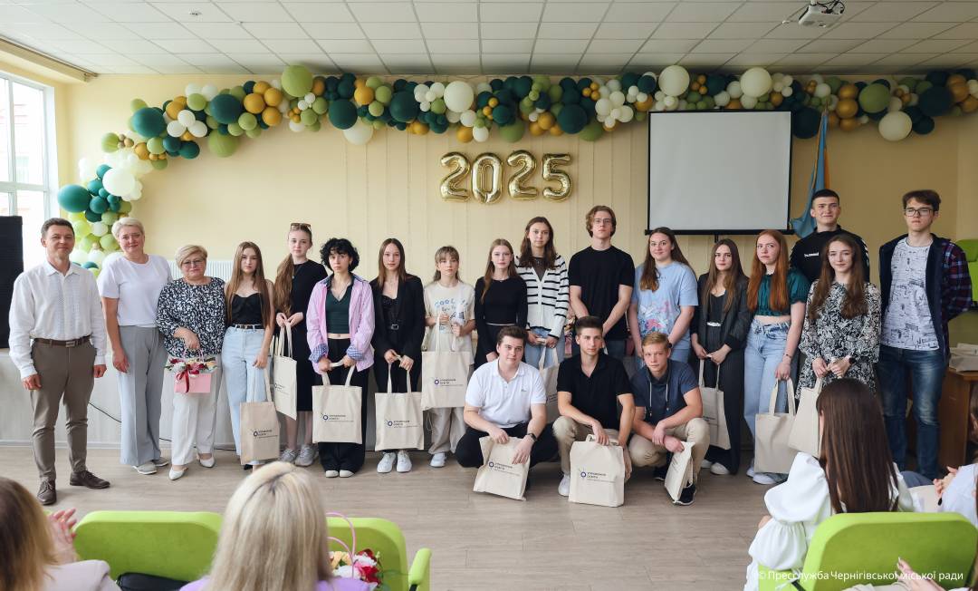Стипендії та подарунки — за наполегливість і перемоги: у Чернігові нагородили талановиту молодь