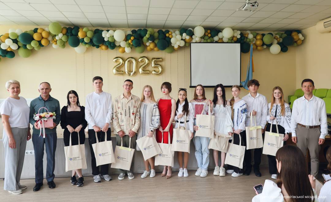 Стипендії та подарунки — за наполегливість і перемоги: у Чернігові нагородили талановиту молодь