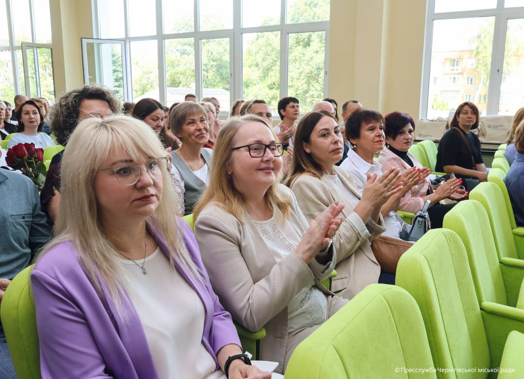 Стипендії та подарунки — за наполегливість і перемоги: у Чернігові нагородили талановиту молодь