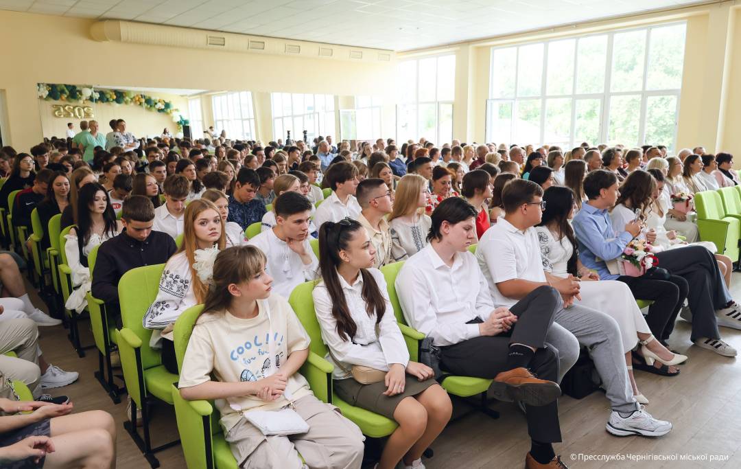 Стипендії та подарунки — за наполегливість і перемоги: у Чернігові нагородили талановиту молодь