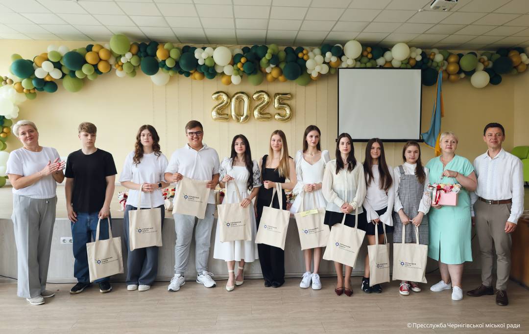 Стипендії та подарунки — за наполегливість і перемоги: у Чернігові нагородили талановиту молодь