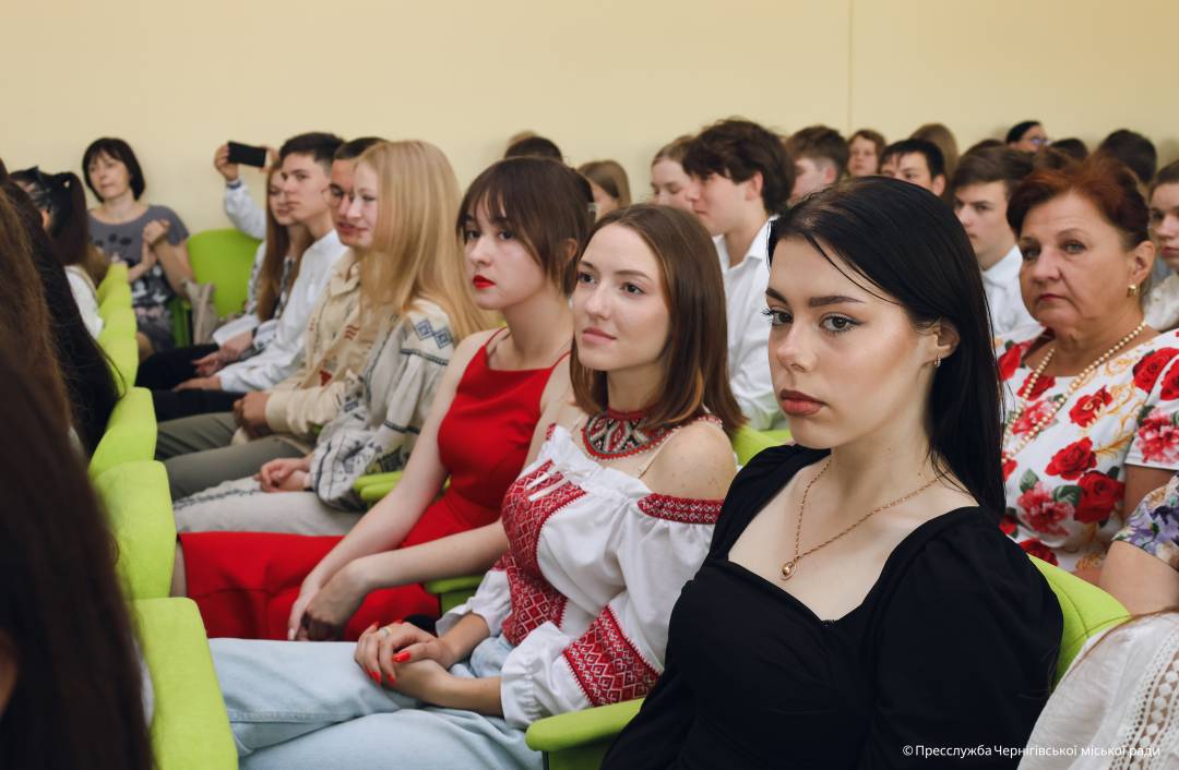 Стипендії та подарунки — за наполегливість і перемоги: у Чернігові нагородили талановиту молодь